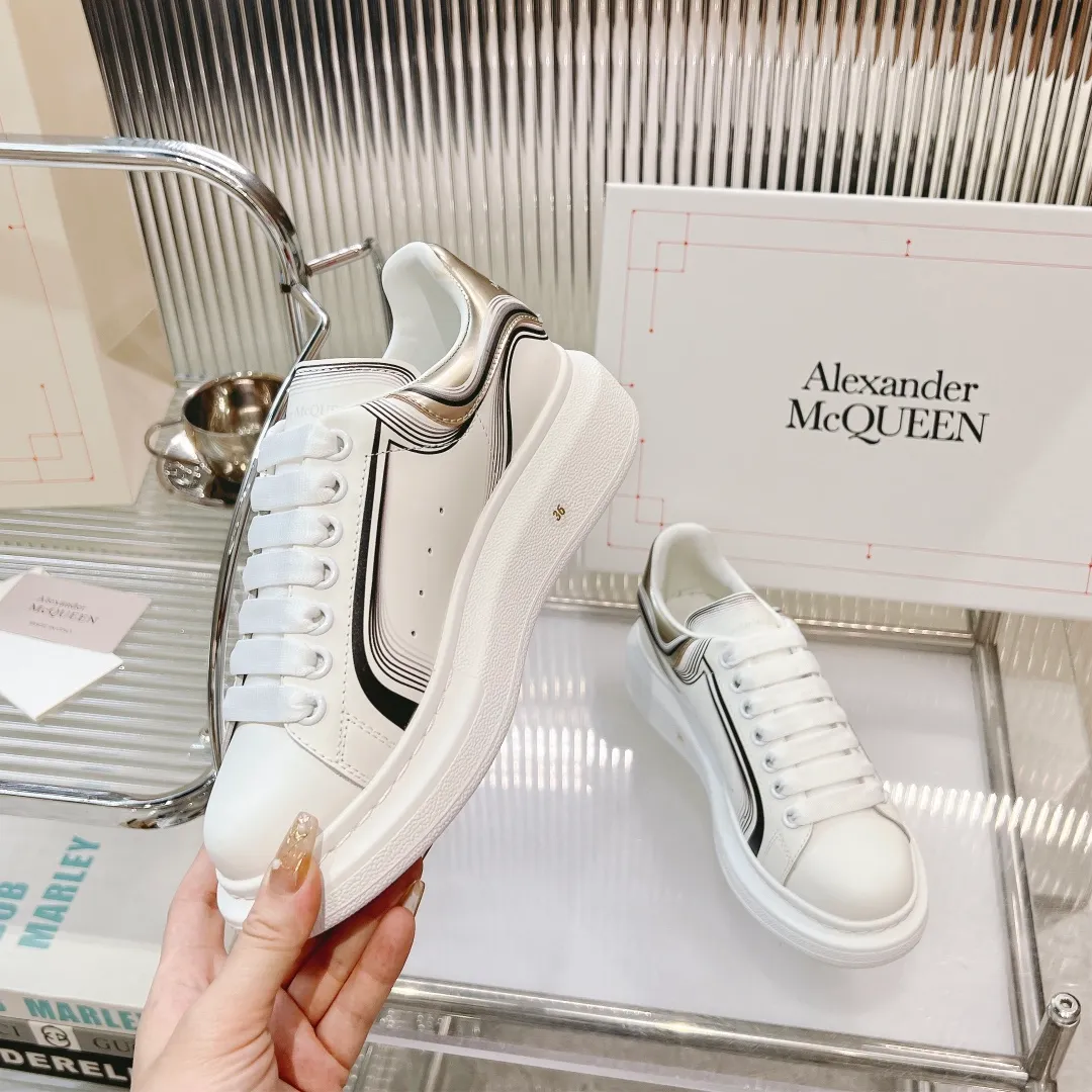 👟👟Ex-factory price 440👟👟 Men's size +10 (high version + 60 men's size plus 10) The latest addition to the counter is the top high-end version of Alexander McQueen·Alexander McQueen 2023 new wide sports shoes, white shoes and casual shoes👟New colors! The rear tail is really unique and pretty, I love it at first sight! 😍Top version! 👍🏻I won’t introduce too much about the style of this shoe. It will never go out of style year after year in spring, summer, autumn and winter. It is a super versatile style and has always been in hot demand. 🔸Upper: original custom-made latest silk cowhide 🔸Inner lining: cowhide foot pads + top-grade highly breathable mesh ��Outsole: the latest original open mold one-to-one precision mold PU vacuum outsole 🔸Female model 34-41 (customized at 34.40.41) 🔸Men's model 38-45 (customized at 38 45)